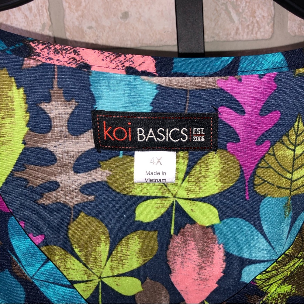 NWT Koi Basics multi color leaf pattern v neck short sleeve scrub top - Picture 6 of 10
